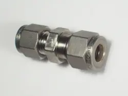 1 - SWAGELOK STAINLESS STEEL UNION FITTING, 8 MM TUBE X 1/4