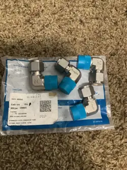 4 X NEW SWAGELOK SS-810-2-8 ,  1/2  X  1/2 NPT ELBOW