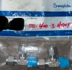 5 SWAGELOK SS-400-3-4TMT RUN TEE FITTING 1/4 TUBE X 1/4 MNPT X 1/4 TUBE 5 PIECES
