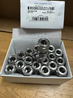 BOX OF 20 SWAGELOK SS-600-1-6 STAINLESS MALE CONNECTOR 3/8IN NPT X 3/8IN TUBE