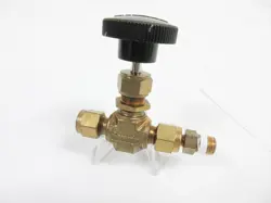 SWAGELOK B-1KS4 BRASS INTEGRAL BONNET NEEDLE VALVE 0.37 CV 1/4