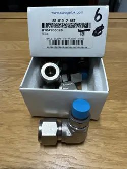 LOT OF 6 SWAGELOK SS-810-2-6ST STAINLESS STEEL POSITIONABLE MALE ELBOW