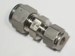 1- SWAGELOK STAINLESS STEEL REDUCING UNION, 3/8