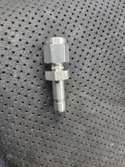 9- SWAGELOK SS-200-R-4BT