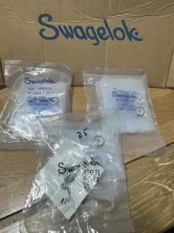 LOT 25 SWAGELOK SS-4-VCR-2-GR