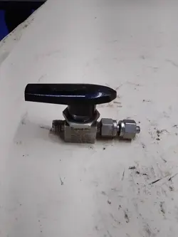 SWAGELOK SS-43S4 BALL VALVE