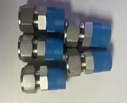 BRAND NEW SWAGELOK 1 MALE CONNECTORS LOT OF 5 SS-16101-16