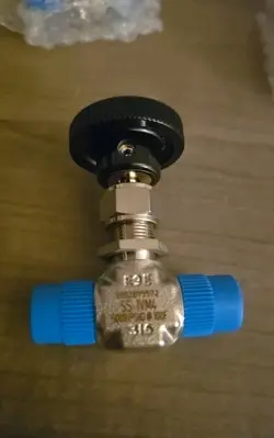 SWAGELOK SS-1VM4 STAINLESS STEEL INTEGRAL BONNET NEEDLE VALVE.