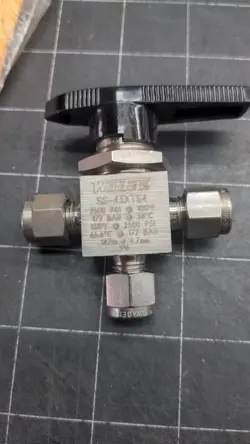 LOT OF 4 WHITEY SWAGELOK  1-PIECE 40 SERIES 3 WAY BALL VALVE 1/4