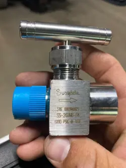 SWAGELOK SS-26VM8-F8 INTEGRAL BONNET NEEDLE VALVE