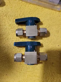 NEW  2 SWAGELOK BRASS QUARTER-TURN PLUG VALVE B-4P4T