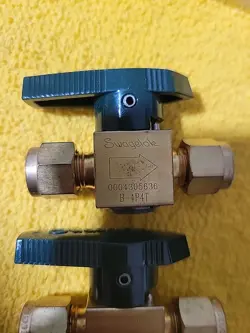 QUARTER-TURN PLUG