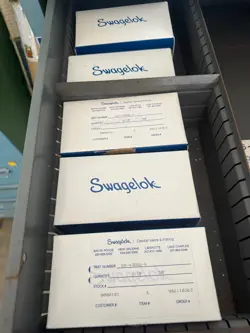 NEW SWAGELOK 40G SERIES BALL VALVE, 1.5 CV, 3/8 IN. TUBE FITTINGS W/NYLON HANDLE