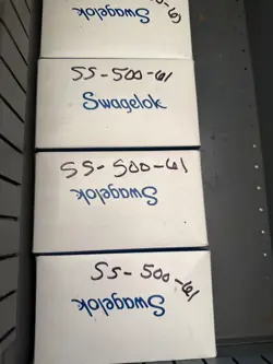 NEW BOX SWAGELOK SS-500-61 STAINLESS STEEL SWAGELOK TUBE FITTING 