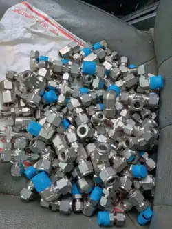 LOT OF 98 NEW SWAGELOKS FITTINGS