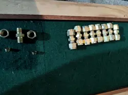 9 PIECES OF SWAGELOK 1/4 X 1/4 COMPRESSION FITTINGS