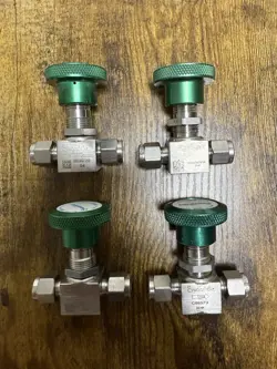 SS-4H SWAGELOK STAINLESS STEEL BELLOWS VALVE - 1/4