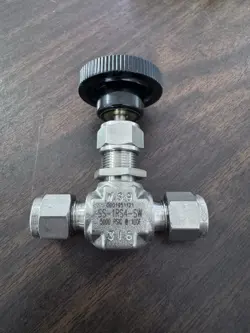 SWAGELOK SS-1RS4-SW 1/4 NEW
