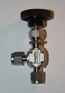 1/4 TUBE 316SS INTEGRAL BONNET ANGLE NEEDLE VALVE (5000 PSI) SWAGELOK SS-1VS4-A