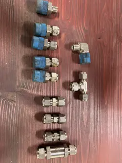 LOT OF 11 SWAGELOK FITTINGS MIXED LOT
