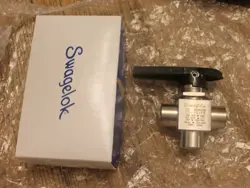 SS-45XF8 SWAGELOK STAINLESS STEEL 1-PIECE 40 SERIES 3-WAY BALL VALVE, 3.5 CV, 1/