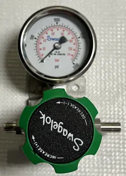 GAS PRESSURE REGULATOR - SWAGELOK, 2000 PSI MAX, P/N KPR1FFC412A20000
