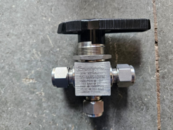 SWAGELOK SS-44XS10MM 3-WAY BALL VALVE