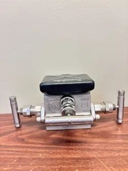  SWAGELOK SS-M3PDF8-FL INSTRUMENT MANIFOLD VALVE ASSY 6000 PSI