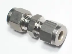 1 - SWAGELOK STAINLESS STEEL UNION FITTING, 6 MM TUBE X 1/4
