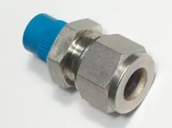 1 - SWAGELOK STAINLESS STEEL CONNECTOR, 12 MM TUBE X 1/4