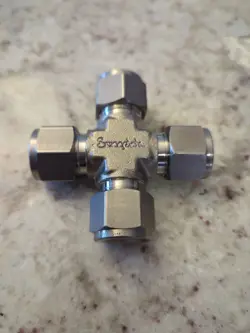 SWAGELOK SS-810-4 STAINLESS STEEL UNION CROSS FITTING, 1/2