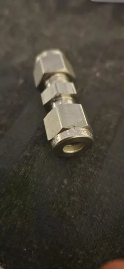 SWAGELOK SS-400-6 TUBING COUPLING FITTING UNION 1/4”