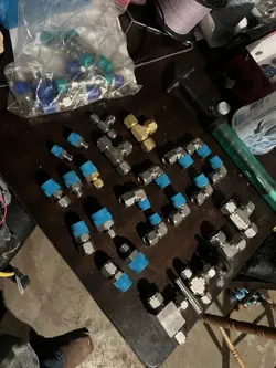 LOT OF 30 SWAGLOK FITTINGS AND 2 VALVES