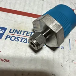 NEW SWAGELOK MALE CONNECTOR 1/4 IN. TUBE OD X 1 IN. MALE NPT SS-400-1-16