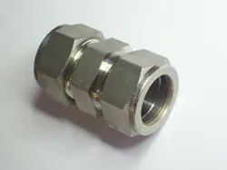 1 - SWAGELOK STAINLESS STEEL UNION FITTING, 7/8
