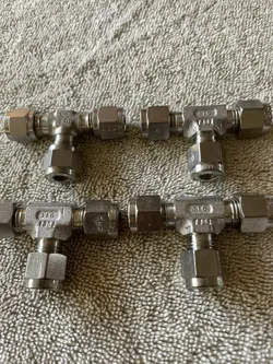 T-CONNECTORS PRICE INCLUDES LOT OF FOUR ONE SWAGELOK AND THREE PARKER