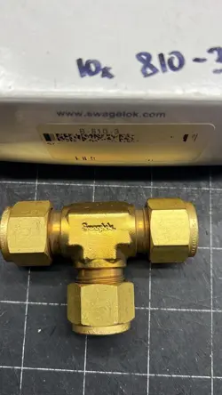 1 PIECE SWAGELOK BRASS UNION TEE FITTING, 1/2