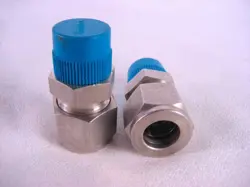 2 EACH SWAGELOK SS-810-1-6 NPT MALE CONNECTOR 1/2 X 3/8 IN (NOS)