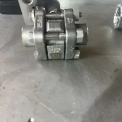 NEW SWAGELOK STAINLESS STEEL 3-PIECE 60 SERIES BALL VALVE, 1/4