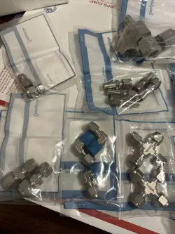 STAINLESS SWAGELOK FITTINGS LOT  37 PCS  NEW