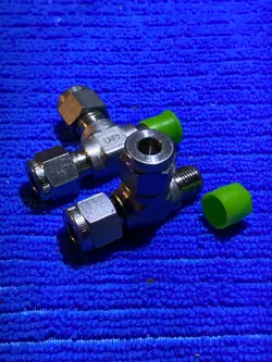 LOT OF 2 SWAGELOK SS-410-3-2 -TMT MALE RUN TEES 1/4