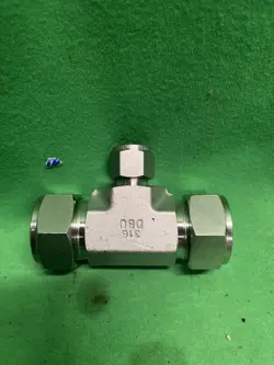 DK-LOK TEE REDUCING UNION 1 X 1 X 1/2 TUBE DTR-16-16-8 SWAGELOK SS-1610-3-16-8
