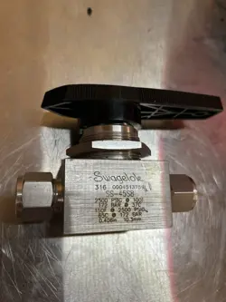 SWAGELOK SS-45S8-1466 BALL VALVE 1/2 IN. SWAGELOK TUBE FITTING NEW