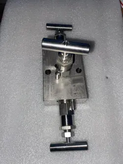 (1) SWAGELOK SS-V3NBF8 MANIFOLD VALVE/INSTRUMENT 316 STAINLESS STEEL 3/4 FNPT