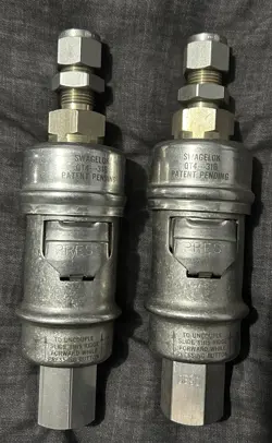 2 SWAGELOK QUICK CONNECT FITTINGS QT4-316 ( 3/8