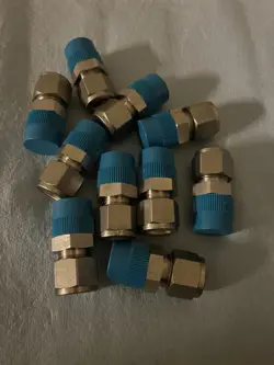 (10) NEW SWAGELOK SS-810-1-8 STAINLESS MALE CONNECTORS 