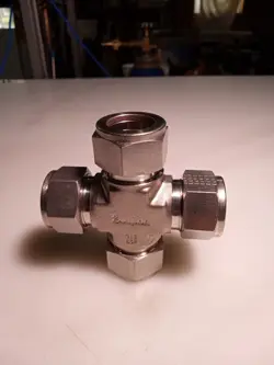 3/4 SWAGELOK COMPRESSION 4WAT CONNECTOR