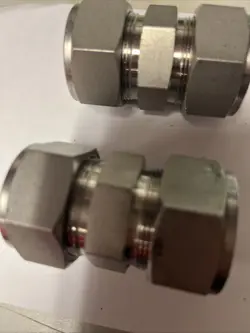 2 -1 INCH SWAGELOK STAINLESS STEELCOUPLING WITH NUTS AND FERRULES 
