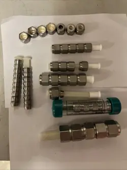 MISCELLANEOUS SWAGELOK NUTS AND FERRULES SETS (CHECK DESCRIPTION)