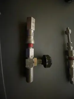 MALE/FEMALE SWAGELOK QUICK CONNECTS WITH VALVE
